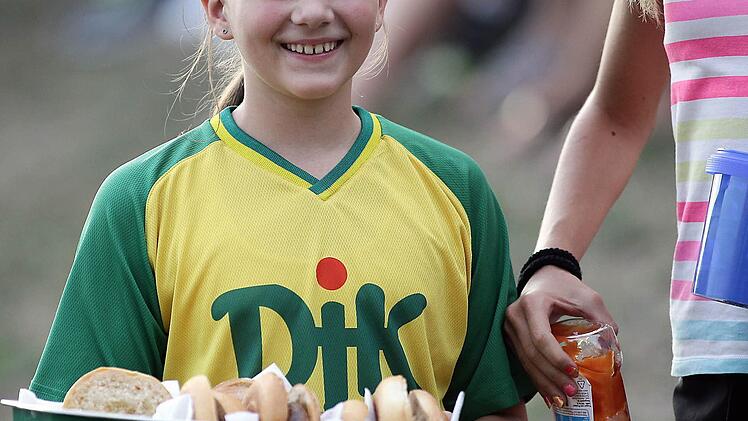 Wer wollte, bekam seine Stadionwurst sogar serviert. Foto: sportpress