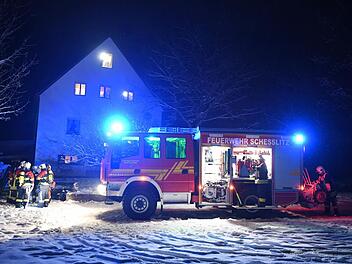 Die Freiwillige Feuerwehr Scheßlitz wurde in der Nacht zum Dienstag zu einem Kleinbrand in die Asylunterkunft nach Demmelsdorf alarmiert. Foto: Ronald Rinklef