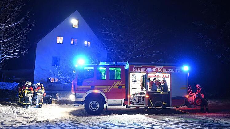 Die Freiwillige Feuerwehr Scheßlitz wurde in der Nacht zum Dienstag zu einem Kleinbrand in die Asylunterkunft nach Demmelsdorf alarmiert. Foto: Ronald Rinklef
