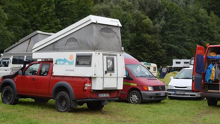 Abenteurer und Weltenbummler haben sich beim Globetrotter-Treffen vom feuchten Wetter nicht die Stimmung vermiesen lassen. Ein Ländersammler liest aus seinem neuen Buch. Foto: Peter Rauch
