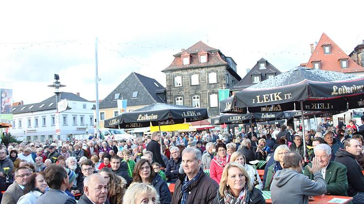Korbmarkt-Auftakt in Lichtenfels; der Marktplatz ist voll.Popp