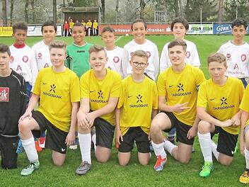 Die Freundschaft wurde beim Besuch der jungen franz&ouml;sischen Fu&szlig;baller aus Pierrelatte im Landkreis Ha&szlig;berge wieder gro&szlig;geschrieben. Beim freundschaftlichen Vergleich in Neubrunn endete das Aufeinandertreffen mit den Altersgenossen der SG Eltmann (gelbe Trikots) mit einem 2:2. Dar&uuml;ber freute sich nicht nur Hauptorganisator Gert Koch (hinten, rechts) aus D&ouml;rflis. Foto: Ralf Naumann