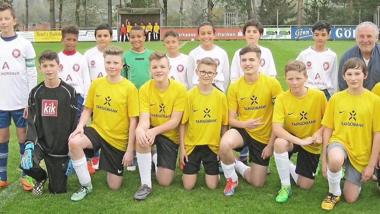 Die Freundschaft wurde beim Besuch der jungen franz&ouml;sischen Fu&szlig;baller aus Pierrelatte im Landkreis Ha&szlig;berge wieder gro&szlig;geschrieben. Beim freundschaftlichen Vergleich in Neubrunn endete das Aufeinandertreffen mit den Altersgenossen der SG Eltmann (gelbe Trikots) mit einem 2:2. Dar&uuml;ber freute sich nicht nur Hauptorganisator Gert Koch (hinten, rechts) aus D&ouml;rflis. Foto: Ralf Naumann