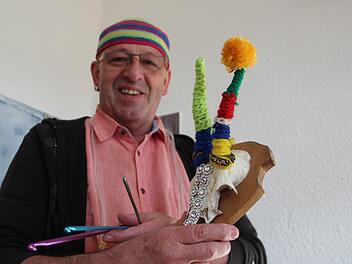 Es darf auch mal ein Geweih sein, das Rainer Mößner mit Häkelnadel und Wolle auf seine persönliche Art veredelt.Heike Beudert
