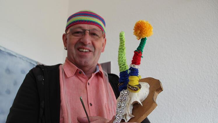 Es darf auch mal ein Geweih sein, das Rainer Mößner mit Häkelnadel und Wolle auf seine persönliche Art veredelt.Heike Beudert