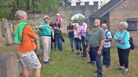 Am Judenfriedhof: Udo Bornschlegel-Diroll erz&auml;hlte viel Interessantes &uuml;ber diesen stillen, geschichtstr&auml;chtigen Ort. Foto: Ingrid Kohles