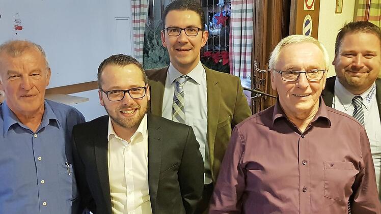 Schiedsrichterobmann Frank Kaiser (Mitte) ehrte Werner Florschütz (Zweiter von rechts) und Herbert Dickert (links), die für die Sportfreunde als Schiedsrichter tätig sind. Mit im Foto sind Vorsitzender Dominik Präger (rechts) und Bayernliga-Schiedsrichter Tobias Fenkl.  Foto: hw