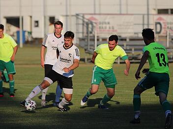 Sinngrund-Derby vor (zwangsweise) leeren Rängen: Der Bad Brückenauer Kapitän Florian Jakobsche (am Ball) im Duell mit dem Riedenberger Spielführer Benedikt Carton.  Foto: Sebastian Schmitt
