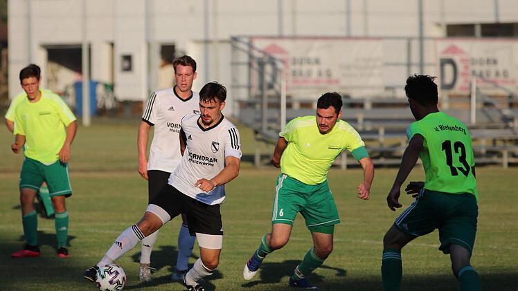 Sinngrund-Derby vor (zwangsweise) leeren Rängen: Der Bad Brückenauer Kapitän Florian Jakobsche (am Ball) im Duell mit dem Riedenberger Spielführer Benedikt Carton.  Foto: Sebastian Schmitt