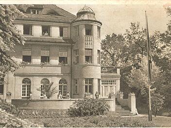 Das NSV-Jugendheim in der Bayreuther Straße 17 in Forchheim, das 1971 abgerissen wurde. Heute steht hier das Caritas-Pflegezentrum St. Elisabeth.  Quelle: Archiv Harald Schmidt