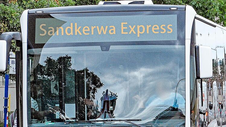 Das eigene Auto stehen lassen und entspannt mit dem Bus zum Feiern fahren.