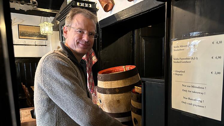 Matthias Trum zapft Fastenbier in der historischen Rauchbierbrauerei Schlenkerla in Bamberg