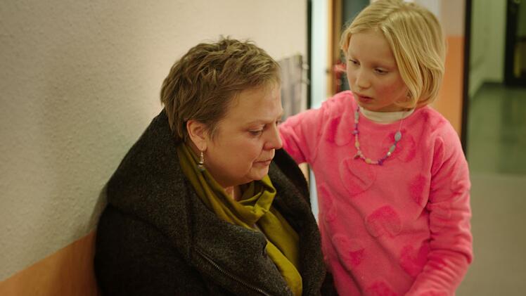 Die sich unerm&uuml;dlich um Benni (Helena Zengel, rechts) bem&uuml;hende Sozialarbeiterin Frau Bafan&eacute; (Gabriela Maria Schmeide) wei&szlig; f&uuml;r einen Moment auch nicht mehr weiter.