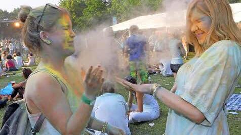 Rosa (li.) und Larissa bekleckern sich mit Farbe