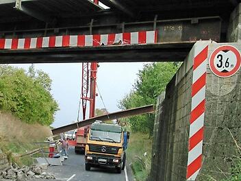 Immer wieder passieren Unfälle an der Bahnunterführung in Oerlenbach, wie hier auf unserem Archivfoto. Die Lösung ist nach Ansicht des Gemeinderats aber nicht eine Absenkung der Straße, so dass höhere Lkw hindurch passen, sondern eine Umgehung. Archivfoto: Stefan Geiger