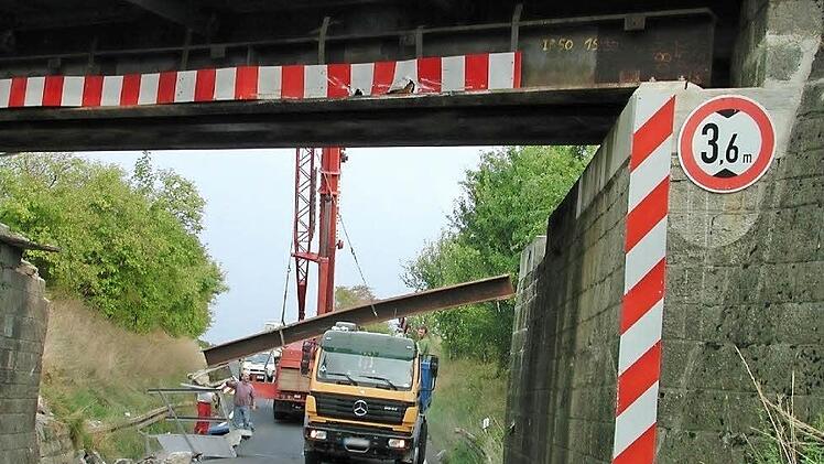 Immer wieder passieren Unfälle an der Bahnunterführung in Oerlenbach, wie hier auf unserem Archivfoto. Die Lösung ist nach Ansicht des Gemeinderats aber nicht eine Absenkung der Straße, so dass höhere Lkw hindurch passen, sondern eine Umgehung. Archivfoto: Stefan Geiger