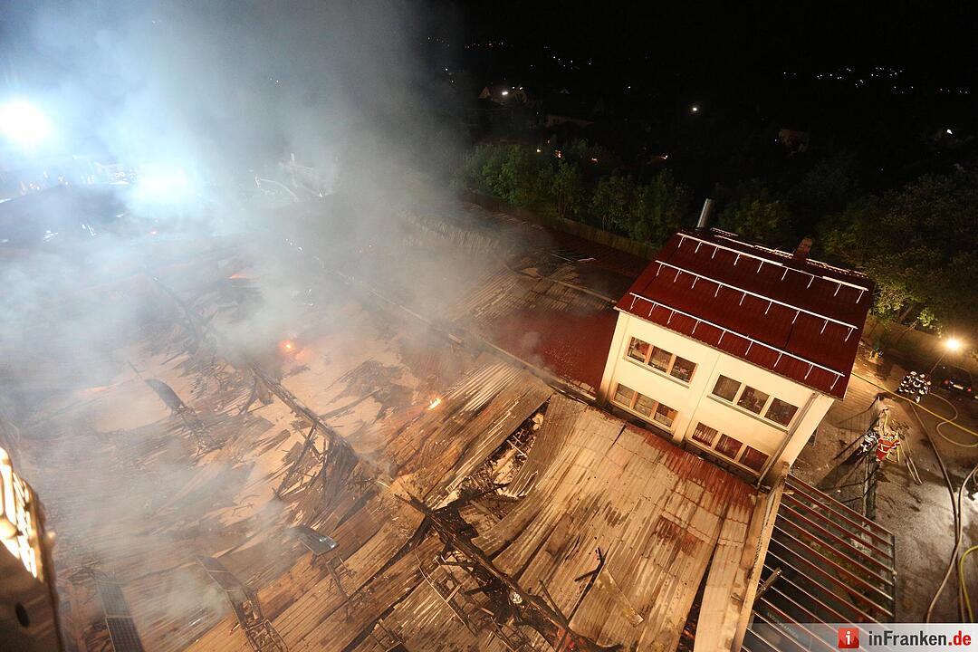Grossbrand nach Explosion auf Indoor-Kartbahn Foto: News5/Herse
