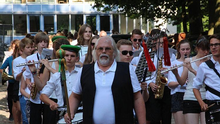 Einzug der Schüler, angeführt vom "Casimusicorps".