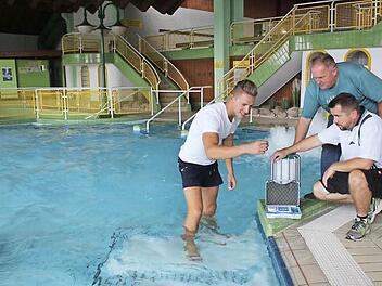 Die Belegschaft im Höchstadter Hallenbad steht bereit für die neue Saison. Unter den strengen Augen von Hans-Peter Philipp (Mitte) und Karl-Heinz Zillich (rechts) misst Youngster Daniel Schaub den Chlorgehalt im Warmwasser-Bewegungsbecken.  Foto: Andreas Dorsch