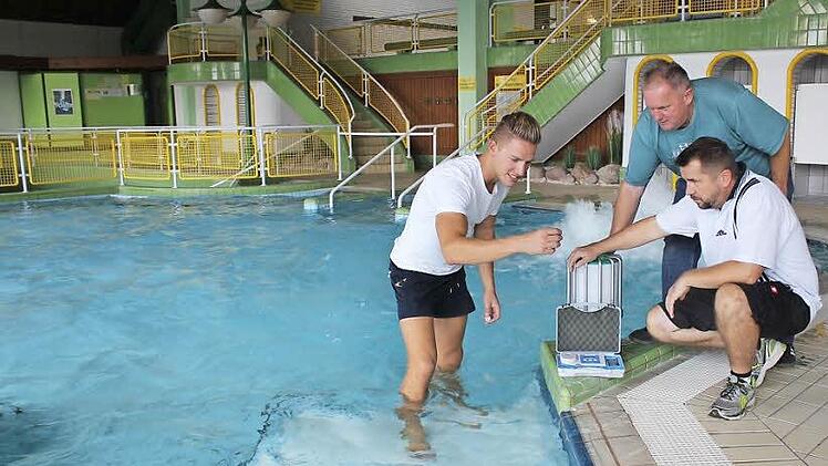 Die Belegschaft im Höchstadter Hallenbad steht bereit für die neue Saison. Unter den strengen Augen von Hans-Peter Philipp (Mitte) und Karl-Heinz Zillich (rechts) misst Youngster Daniel Schaub den Chlorgehalt im Warmwasser-Bewegungsbecken.  Foto: Andreas Dorsch