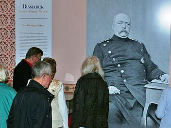 Auge in Auge mit dem Reichskanzler: Besucher in der Ausstellung zur Politik Bismarcks im Bismarck-Museum in der Oberen Saline in Bad Kissingen. Im Mittelpunkt stehen das "Kissinger Diktat" von 1877 und der Berliner Kongress. Foto: Werner Vogel