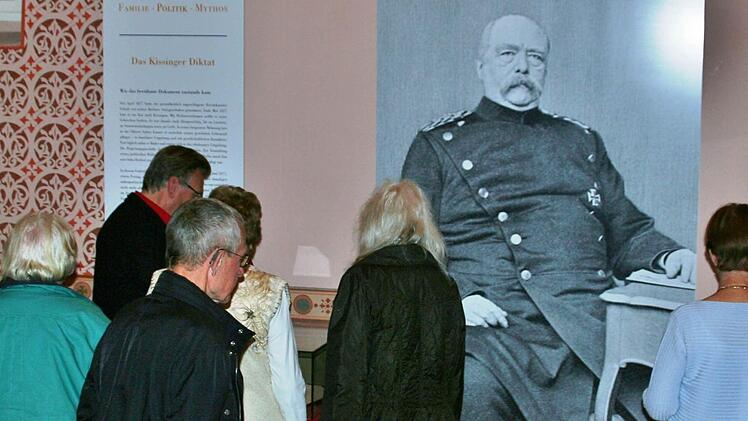 Auge in Auge mit dem Reichskanzler: Besucher in der Ausstellung zur Politik Bismarcks im Bismarck-Museum in der Oberen Saline in Bad Kissingen. Im Mittelpunkt stehen das "Kissinger Diktat" von 1877 und der Berliner Kongress. Foto: Werner Vogel