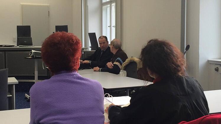 Der Angeklagte mit seinem Verteidiger, Rechtsanwalt Thomas Drehsen, im Vordergrund die Ehefrau mit ihrer Anwältin.  Foto: gg