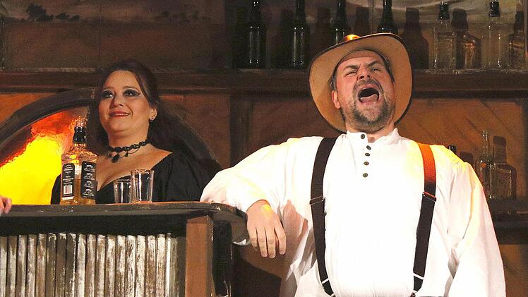 "Chefin" Lucy (Cornelia Schmittlein) und Jack (Ingo Gerhart) sorgen im Saloon für witzige Sprüche und gute Stimmung.