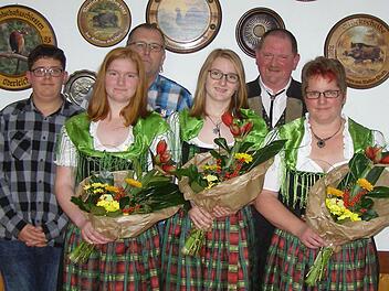 Ehrung des Robin-Hood. Schießens mit Tristan Bayna (von links), Jenny Bös, Stephan Dunkel, Lucy Bös, Bruno Bös, Sonja Bös.  Foto: Wolfgang Saam