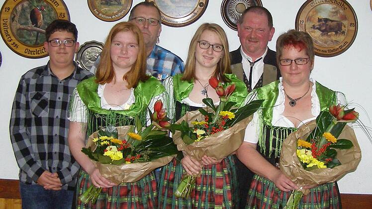 Ehrung des Robin-Hood. Schießens mit Tristan Bayna (von links), Jenny Bös, Stephan Dunkel, Lucy Bös, Bruno Bös, Sonja Bös.  Foto: Wolfgang Saam
