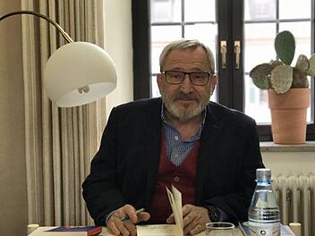Günter Huth signierte seine Krimis in Hammelburg. Foto: Jacqueline Vera Mihm