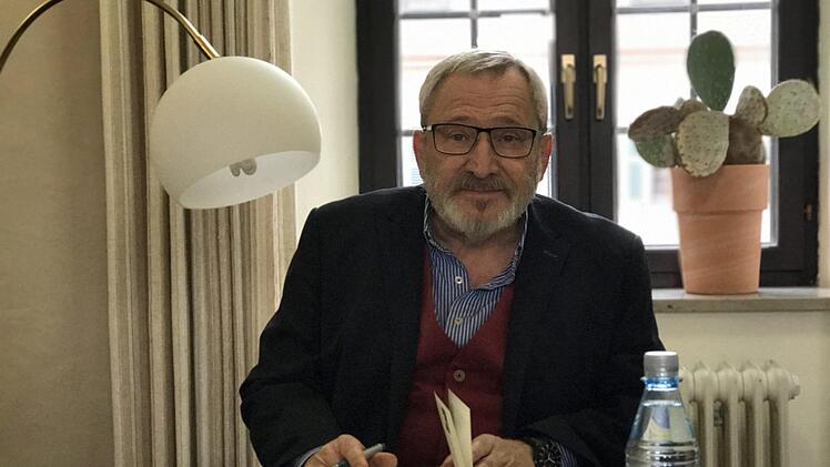 Günter Huth signierte seine Krimis in Hammelburg. Foto: Jacqueline Vera Mihm