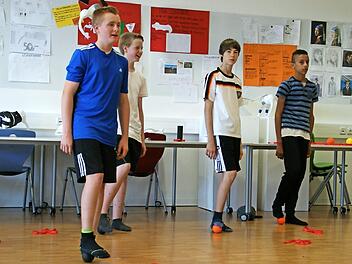 Um Muskeln, B&auml;nder und Sehnen ging es bei dem Training "Five Gym" beim Bewegungstag an der Realschule in Ha&szlig;furt. Dazu wurden rote B&auml;nder und kleine B&auml;lle passend eingesetzt.  Foto: Sabine Weinbeer