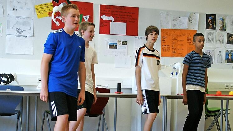 Um Muskeln, B&auml;nder und Sehnen ging es bei dem Training "Five Gym" beim Bewegungstag an der Realschule in Ha&szlig;furt. Dazu wurden rote B&auml;nder und kleine B&auml;lle passend eingesetzt.  Foto: Sabine Weinbeer