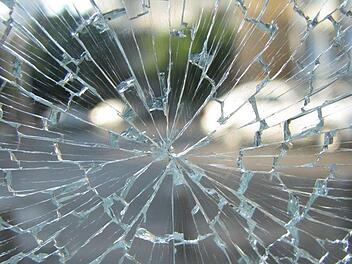 Als ein Autofahrer am Sonntagvormittag in ein Autohaus in Neustadt an der Aisch gefahren ist, gingen viele Glasscherben zu Bruch. Symbolbild: pixabay.com