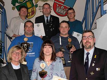 Unser  Ehrungsfoto zeigt (vorne, von links.): Rita Schaupp, Sandra Schärpf, und  Roland Mennig, (2. Reihe): Sebastian Kippes und Andreas Neder sowie  (3. Reihe): Winfried Blum, Michael Hoffman und Michael Schipper. Gerd Schaar