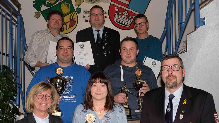 Unser  Ehrungsfoto zeigt (vorne, von links.): Rita Schaupp, Sandra Schärpf, und  Roland Mennig, (2. Reihe): Sebastian Kippes und Andreas Neder sowie  (3. Reihe): Winfried Blum, Michael Hoffman und Michael Schipper. Gerd Schaar