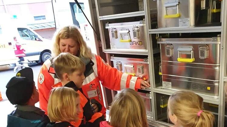 Selbst ausprobieren war in der Rettungswache Hammelburg angesagt.Thomas Schmid