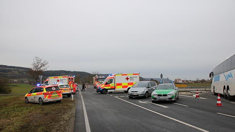 Eindrücke vom Unfall an der Anschluss-Stelle Hammelburg-Ost. Foto: Ralf Ruppert
