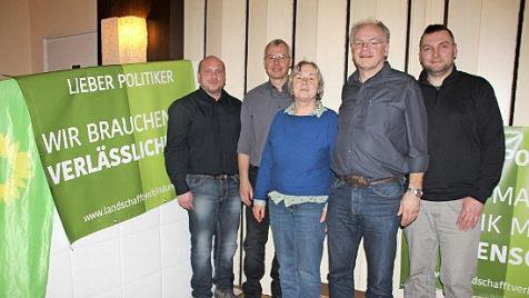 Sie haben zwar teilweise unterschiedliche Meinungen, aber sie sind sich einig, dass die Landwirtschaft in Deutschland und im Landkreis erhalten werden muss. Im Bild von links: die Podiumsteilnehmer Marcus Appel, Thomas Gieger, Edith Memmel, Hans Plate und Peter Heller