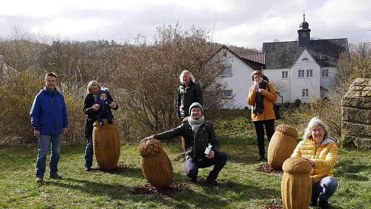 Alle freuen sich über die Kunstwerke (von links): Ortsbetreuer Thomas Szadzik, Zarskes Tochter Steffi mit "Mini-Stoppelhopser" Henrik, Wolfgang Zarske, Elke Protzmann sowie (vorne) Fridolin Bär und Marina Zarske. Foto: Manja von Nida