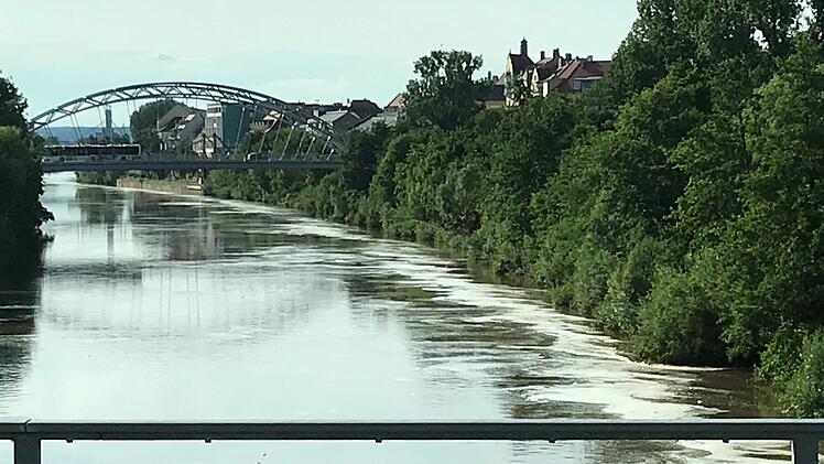 Main-Donau-Kanal in Bamberg: Schaum auf dem rechten Regnitzarm