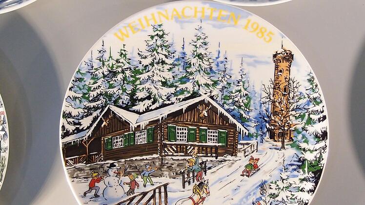 Seit den 1980er Jahren produzierte die einst in Neustadt ansässige Firma Friedel Jahresteller. Als stimmungsvolle Motive dienten Jahr für Jahr wechselnde winterliche Szenen mit bekannten Gebäuden und Örtlichkeiten Neustadts.Foto: Jochen Berger