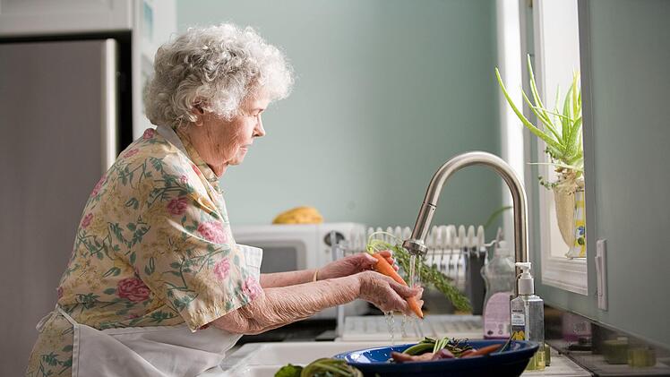 Symbolbild: Großmutter, Oma, Haushaltstipps