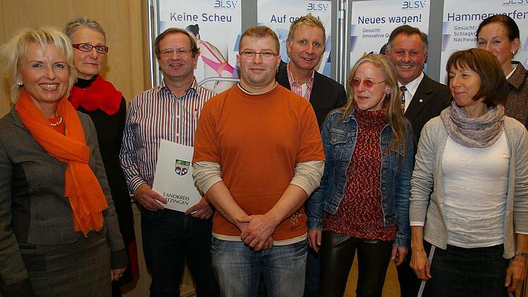 Mit Ehrenplaketten in Gold bedacht wurden von Tamara Bischof (links) die Schwimmerin Dietlind Weise, Schleuderball-Werfer Lorenz Hofmann, Kraftsportler Thorsten Zehner, Motorsportler Kaus Hoffmann, Läuferin Marika Heinlein und rechts neben dem BLSV-Kreisvorsitzendem Josef Scheller die Ruderinnen Helga Staudt-Bieber und Karin Bock.