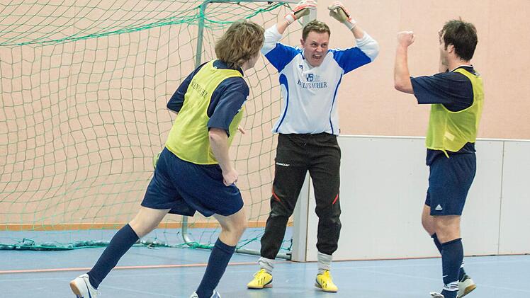 Der Kasendorfer Torwart Bernd Putschky ärgert sich, die Marktleugaster jubeln. Foto: Alexander Muck und Klaus-Peter Wulf