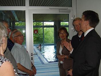 Vor dem Bewegungsbad der Hartwald-Klinik erhielten die Teilnehmer des Stadtgesprächs Infos zur Technik. Foto: Brigitta Kempe-Wolf