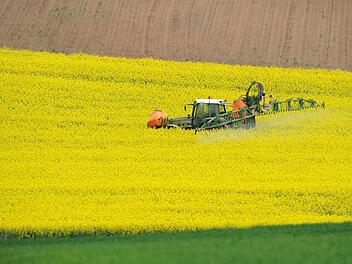 In der Landwirtschaft wird weiter fleißig Pflanzenschutzmittel gespritzt. Obwohl zum Beispiel Glyphosat in Verdacht steht, Krebs zu erregen, ist es weiterhin erlaubt. Foto: Arne Dedert/dpa