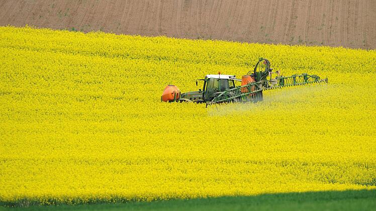 In der Landwirtschaft wird weiter fleißig Pflanzenschutzmittel gespritzt. Obwohl zum Beispiel Glyphosat in Verdacht steht, Krebs zu erregen, ist es weiterhin erlaubt. Foto: Arne Dedert/dpa