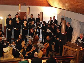 Klaus-Dieter Stolper (l.) spornte Musiker und Sänger zu Höchstleistungen an. Foto: Johanna Blum